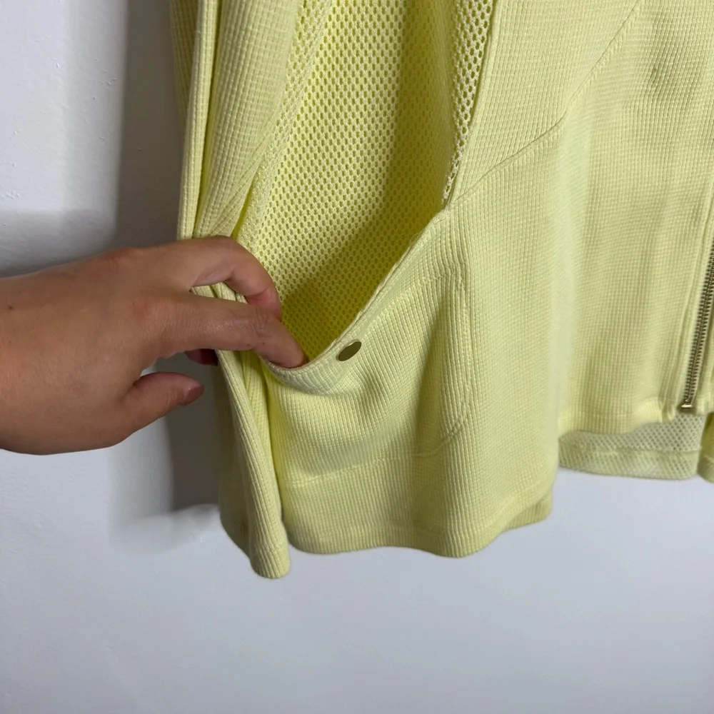 Chico’s Zenergy Light Yellow Jacket‎ Mesh Detail w/ Pockets Large Chico’s Size 2